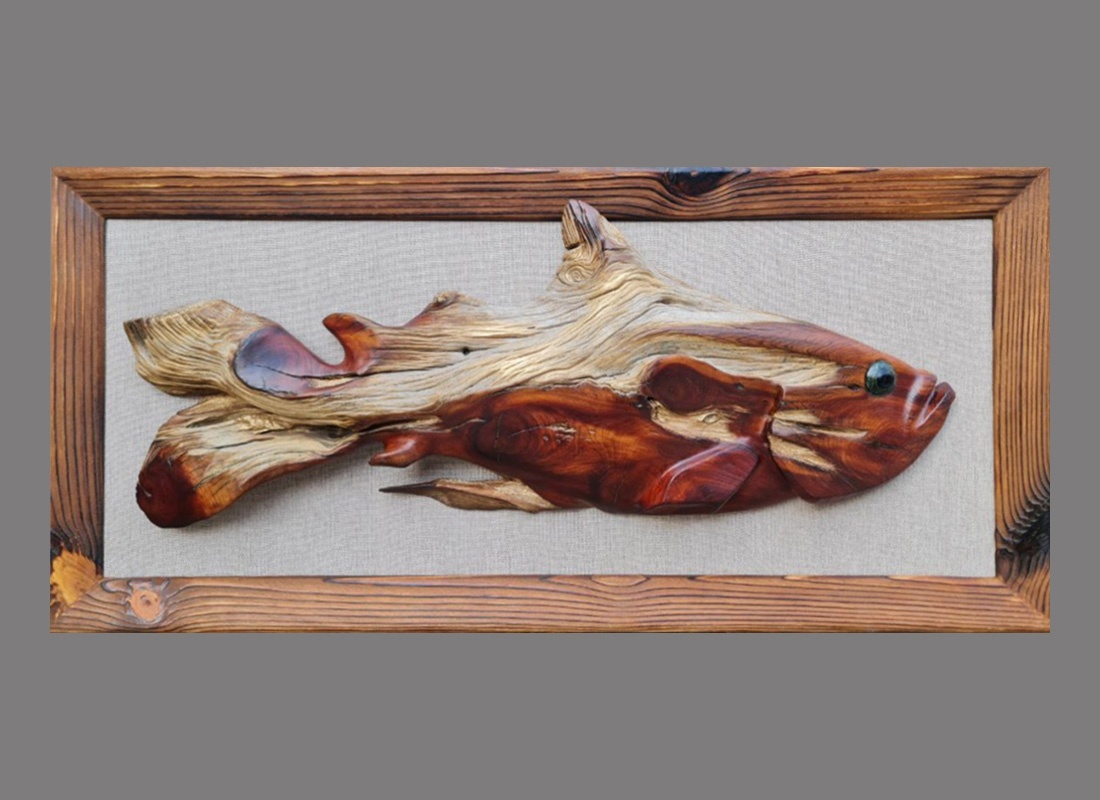 Настенное панно с фигурой рыбы из фрагмента ствола погибшего красного можжевельника.
