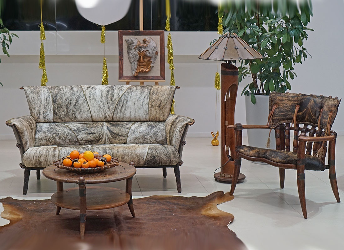 Необычное дизайнерское кресло из массива пальмы и шкур