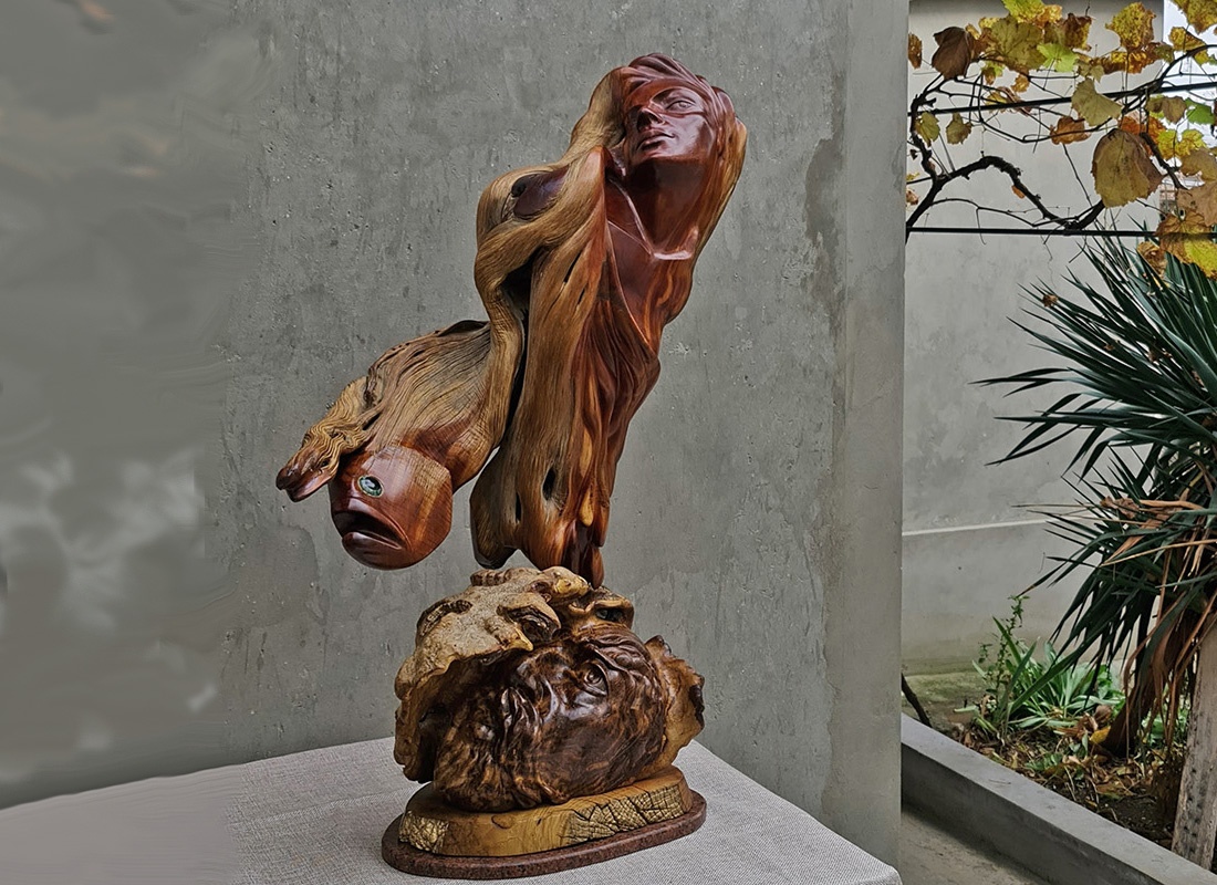 Интерпретативная деревянная скульптура "Одисей и Сирена". 110х89х35 см. Материал: красный можжевельник, скальный дуб, подставка - ска...