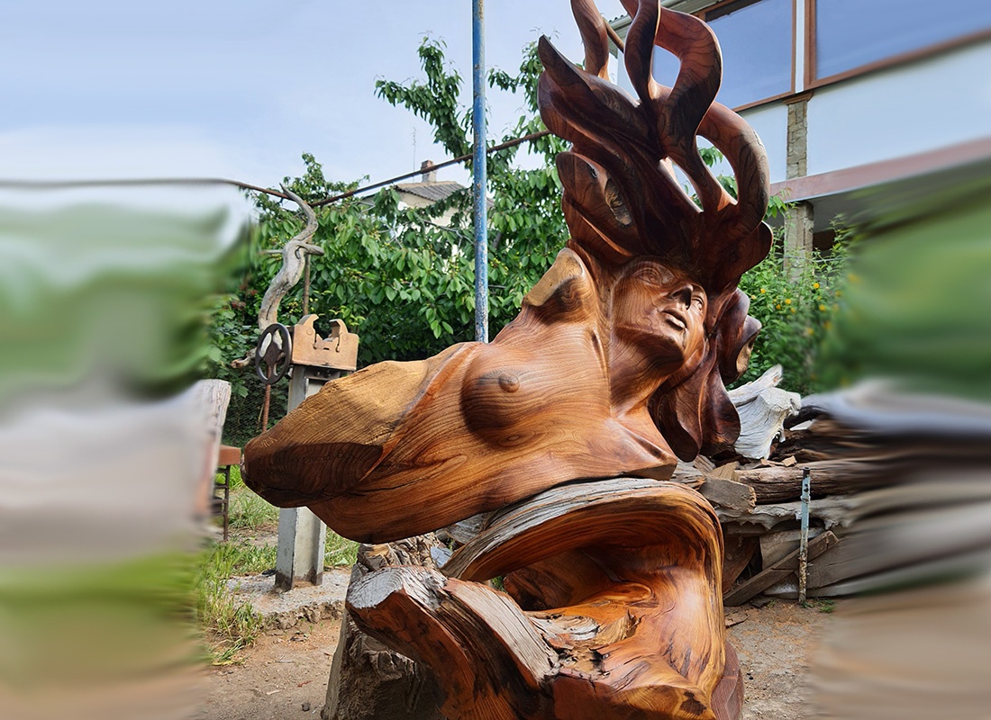 Интерпретативная деревянная скульптура "Моя Ассоль". 150х120 см. Материал: черный орех (прикорневая часть), подставка - фрагмент куск...