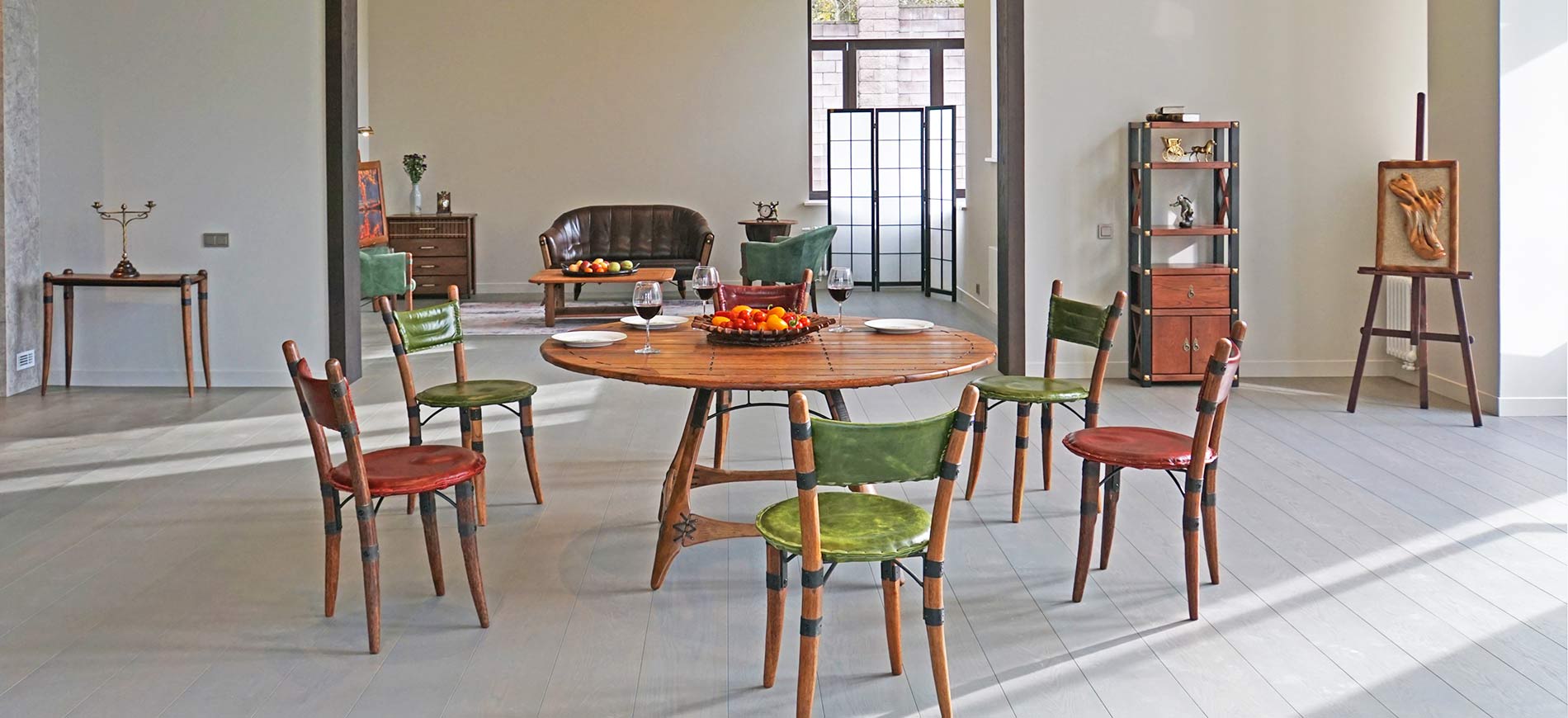 Дизайнерские кожаные стулья и столы из массива