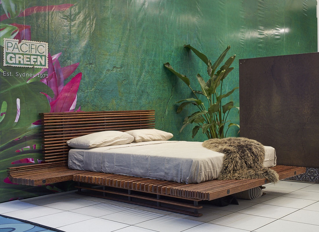 Необычная кровать из массива кокосовой пальмы.
