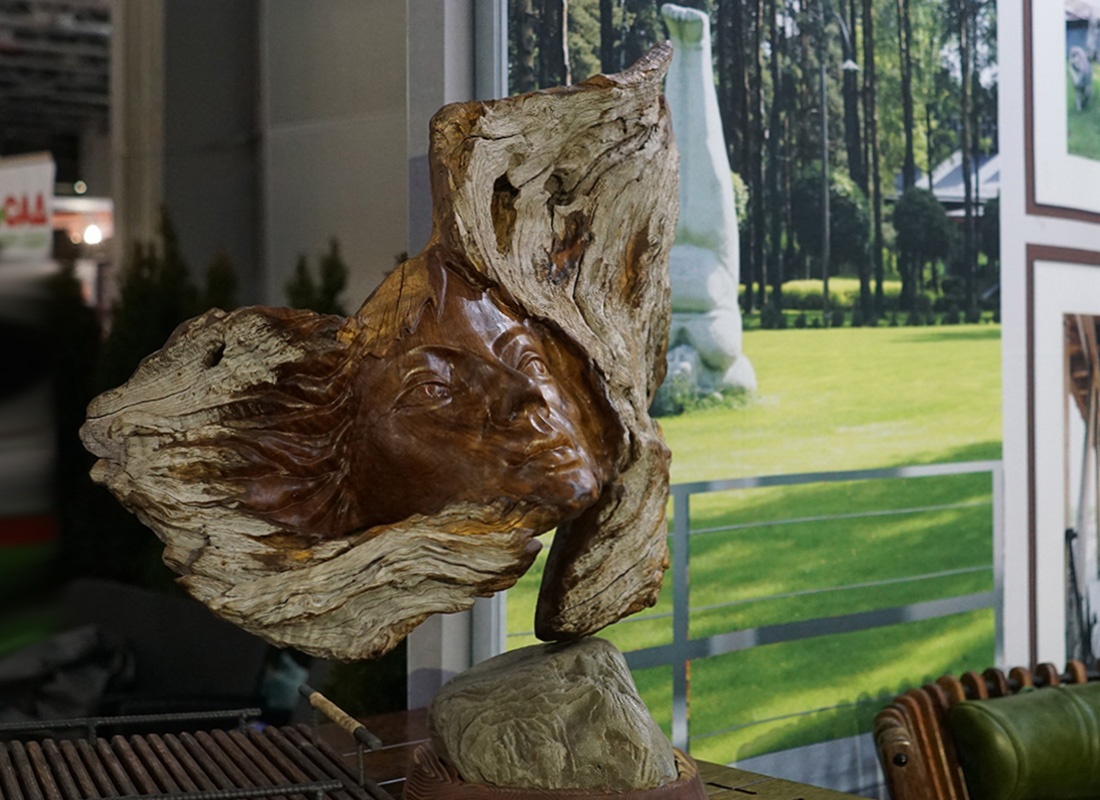 Интерпретативная деревянная скульптура "В созвездие рыб". 60х80 см. Материал: фрагмент ствола крымского скального дуба, подставка - ...