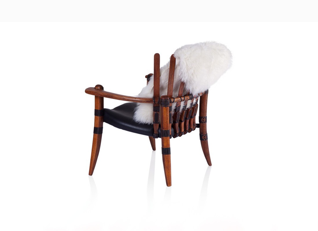 Уникальное дизайнерское кресло Mendi emu black (эму блэк) с обивкой из кожи буйвола, стилизованной под кожу эму и накидкой из новозеландской о...