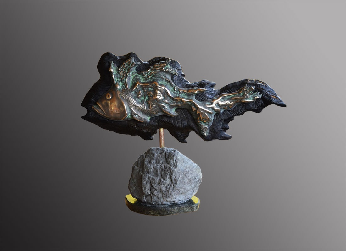 Авторская скульптура Мещерякова, отлитая из бронзы на подложке из обоженной сосновой доски. Коллекция "Рыбы" 