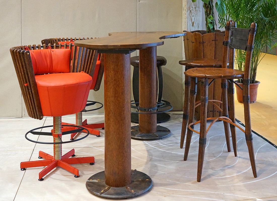 Стильный, удобный и надежный, дизайнерский стул из массива и кожи - лучшее украшение гостиной, столовой или кухни 