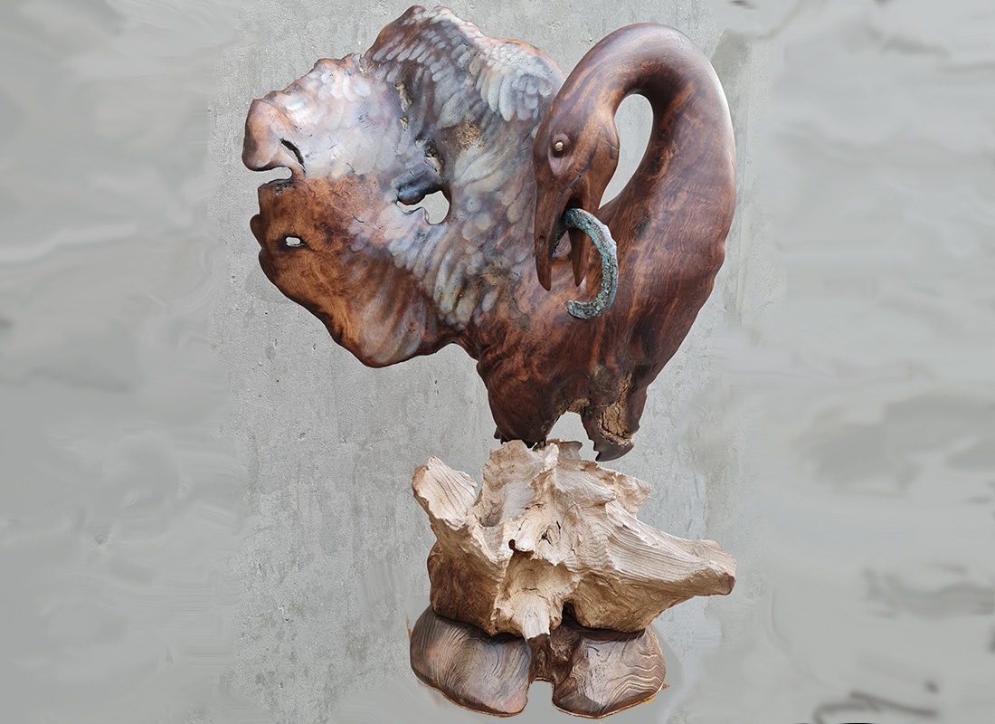 Интерпретативная деревянная скульптура ""Птица удачи"". 83х50 см. Материал: скальный дуб, подставка - фрагменты корня акации и к...
