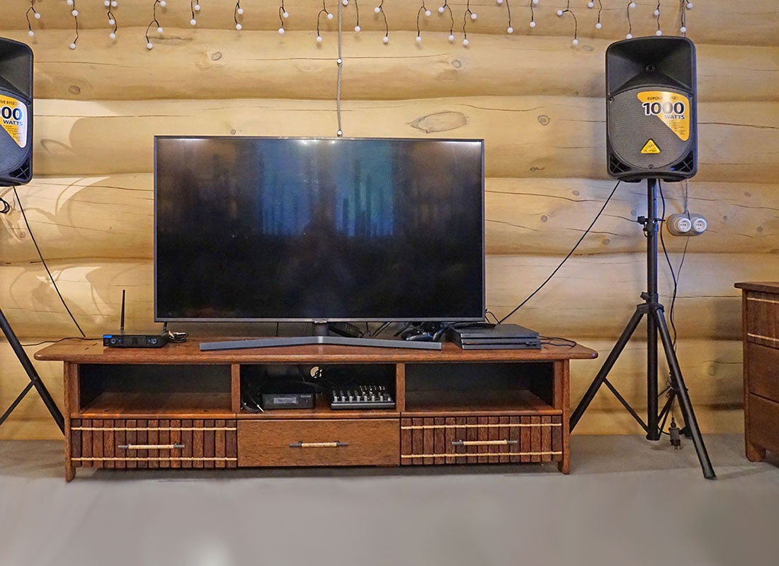 Красивая, стильная тумба ТВ (подставка под телевизор) из массива пальмы - украшение и необходимый предмет в гостиной, спальне