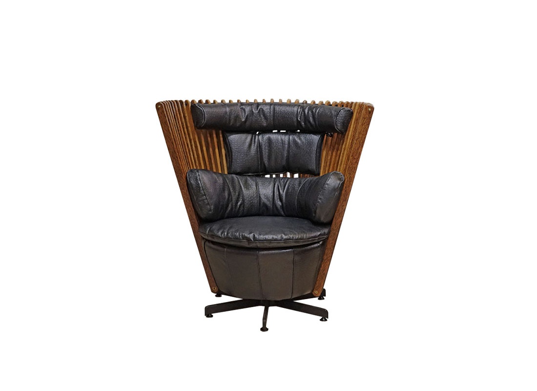 Стильное кресло напоминающее трон, вместе с тем удивительно уютное и комфортное. Кресло из кож, шкур и массива. Tavarua Таваруа