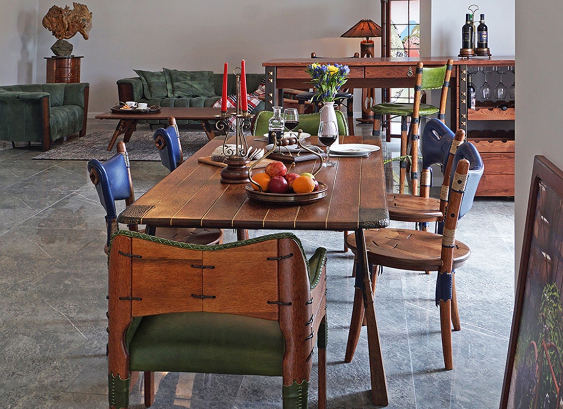 Необычный красивый обеденный стол VERITE. Изготовлен из массива кокосовой пальмы и бронзы. 