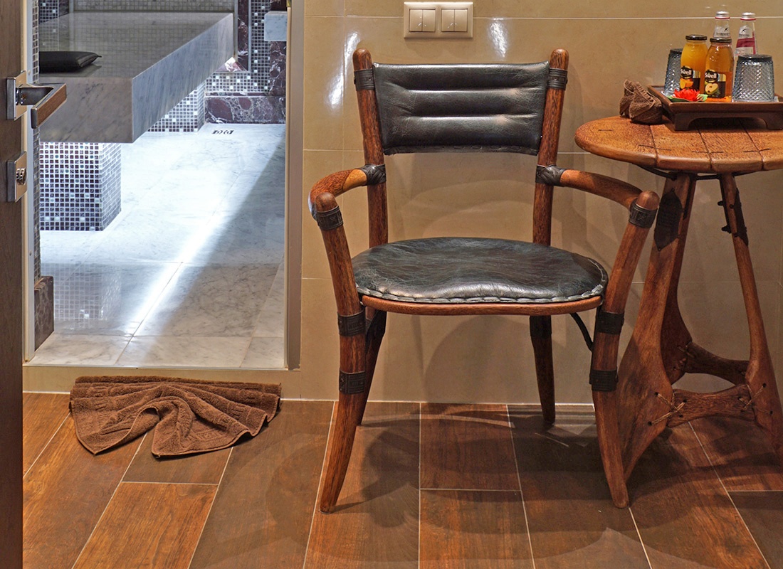 Дизайнерский стул из массива и кожи. Стулья для современных ресторанов, кафе, баров. 