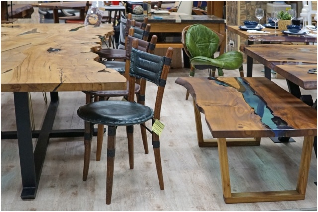 Идеальное сочетание: авторские столы из слэбов «Stylewood» и дизайнерские стулья «Pacific Green» 