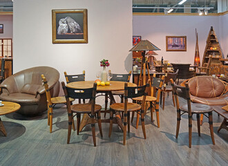 800 Стол Навахо кругл и стулья Мауритиус кафе DSC03001